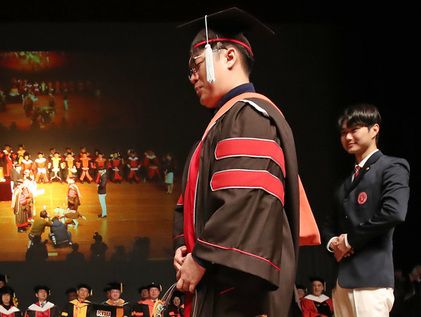 경북대, 시각장애인 학업 도운 안내견 '탱고' 명예졸업증 수여