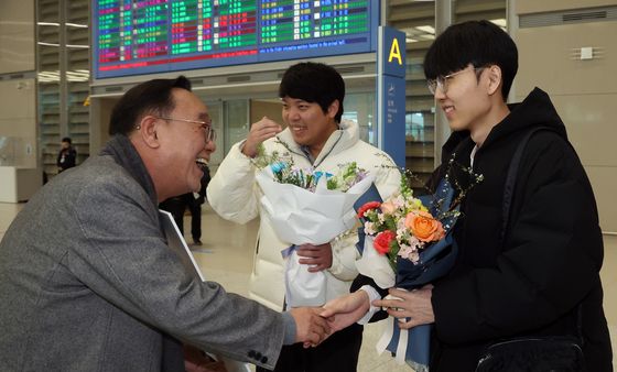 축하 인사받는 농심배 우승 이끈 신진서 9단