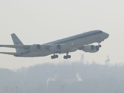 오산공군기지 이륙하는 나사 연구용 DC-8 항공기