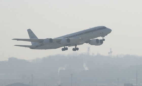 오산공군기지 이륙하는 나사 연구용 DC-8 항공기