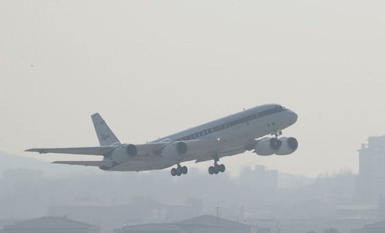 대기 측정 위해 이륙하는 나사 연구용 항공기