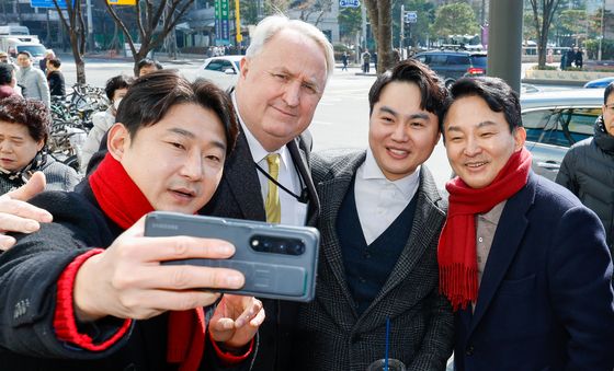 인요한·이천수와 계양구 인사 나선 원희룡