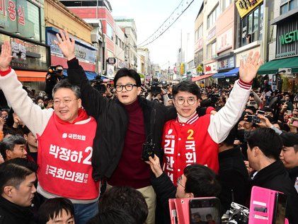 한동훈, 박정하·김완섭 지원유세 위해 강원 원주 방문