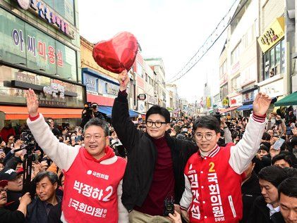 원주 방문한 한동훈 비대위원장 '두 손 번쩍'