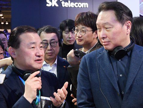 [MWC2024] 노태문 사장 이야기 듣는 최태원 SK 회장