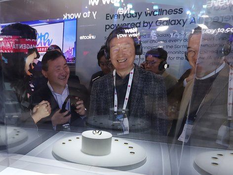 [MWC2024] 노태문 사장 얘기에 웃음 짓는 황현식 LGU+ 대표