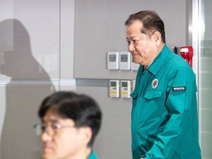'전공의 복귀 최후통첩 디데이' 중대본 회의 참석하는 이상민 장관