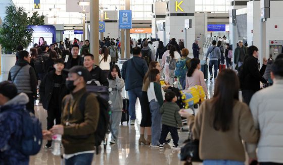 여행객으로 붐비는 인천공항