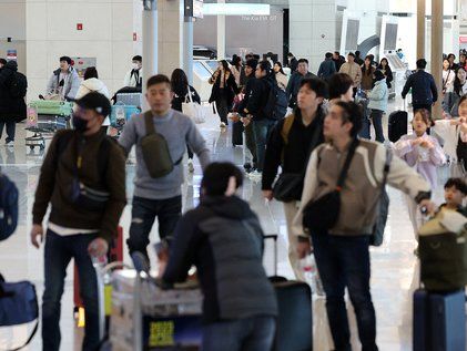 명절 연휴 맞아 여행객 붐비는 인천공항