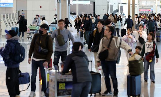 명절 연휴 맞아 여행객 붐비는 인천공항