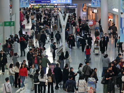 여행객 붐비는 인천공항