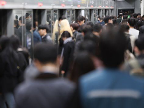 서울 시내버스 12년 만에 파업…출근길 지하철 '북적'