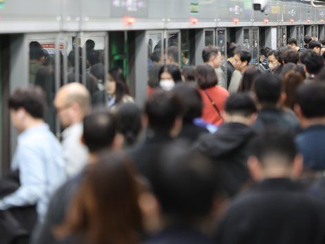 서울 시내버스 파업…출근길 지하철 '북적'