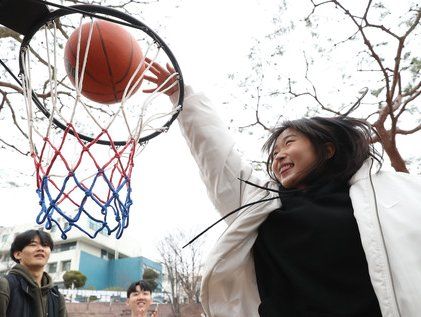 신학기 맞아 다양한 동아리 체험하는 학생들