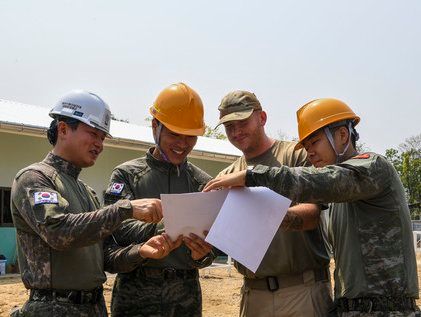 학교 신축공사 하는 한·미·태국 수색부대 장병들