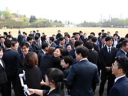 인사 나누는 민주당·민주연합 당선인들