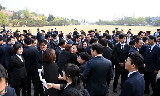 인사 나누는 민주당·민주연합 당선인들