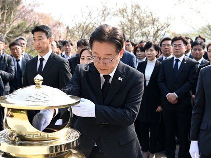 김대중 묘역 참배하는 이재명 대표와 당선인들