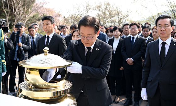 김대중 묘역 참배하는 이재명 대표와 당선인들