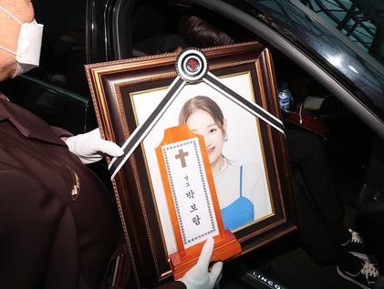 운구 차량으로 옮겨지는 故 박보람 영정사진
