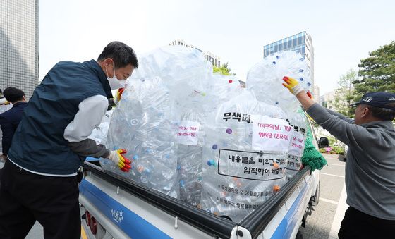 지구의 날을 앞두고 투명페트병 재활용