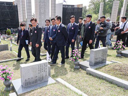 국립4.19민주묘지 둘러보는 이재명 대표