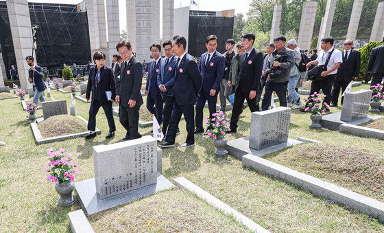 국립4.19민주묘지 둘러보는 이재명 대표