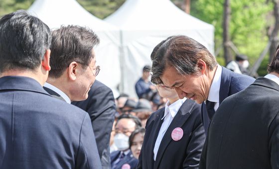 제63주년 4.19혁명 기념식서 마주한 이재명·조국 대표