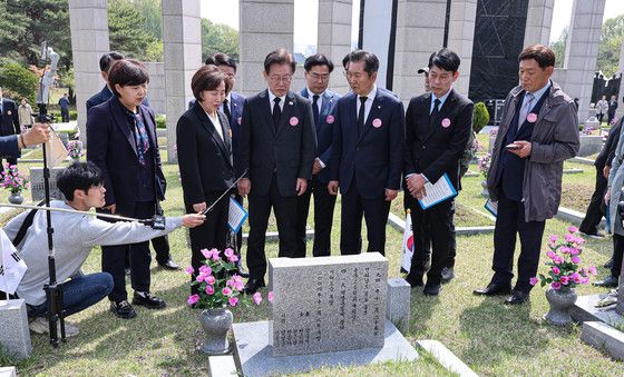 국립4.19민주묘지 찾은 이재명 대표