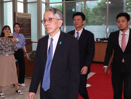 외교부, 日대사 초치… '왜곡 교과서' 검정 통과에 "유감"