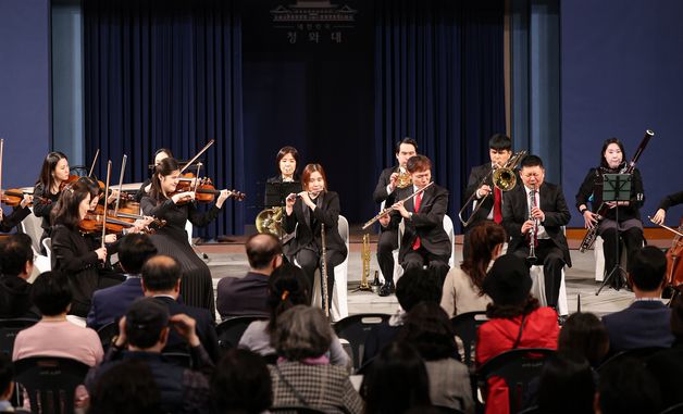 '악보와 지휘자도 없지만'