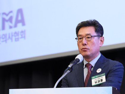 당선 소감 밝히는 김교웅 신임 의장