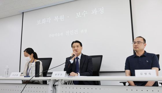 보화각 복원 및 보수 과정 설명하는 전인건 관장