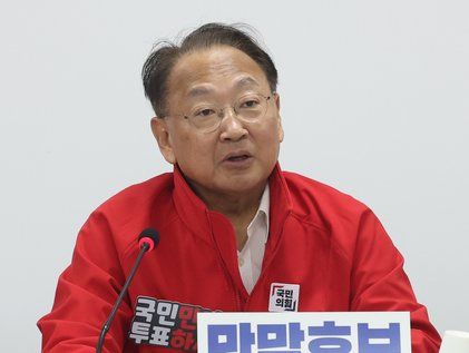 발언하는 유일호 민생경제특위 위원장