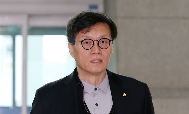 ADB 연차총회 참석차 출국하는 이창용 총재