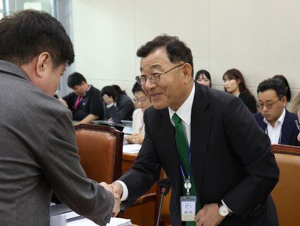 유경준 간사와 인사 나누는 김상균 위원장