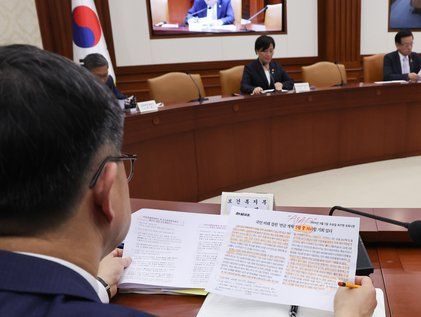 '연금개혁' 관련 기사 보는 이기일 복지부 1차관