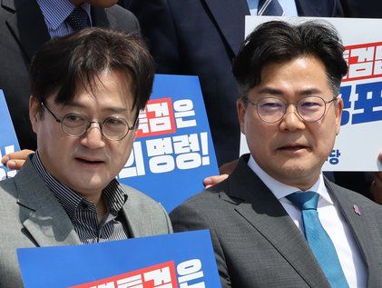 '채해병 특검' 대화 나누는 전·현직 원내대표