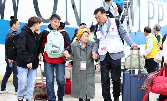 동해항 통해 '영주귀국'한 사할린 동포들