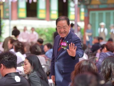 봉축법요식 참석한 이병선 속초시장