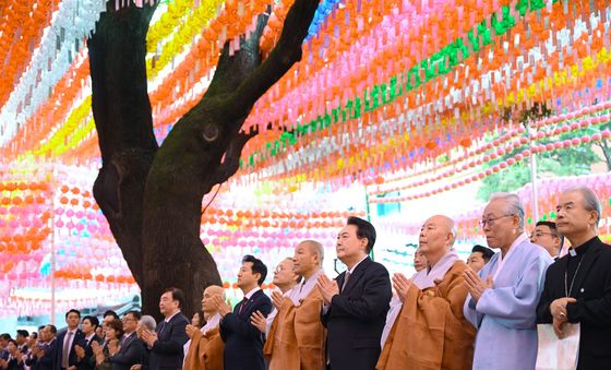 尹, 부처님오신날 봉축법요식 참석