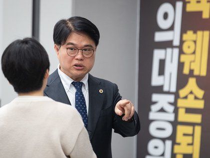 취재진과 대화 나누는 임현택 의협 회장