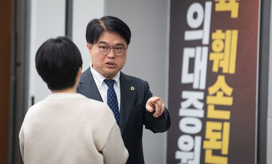 취재진과 대화 나누는 임현택 의협 회장