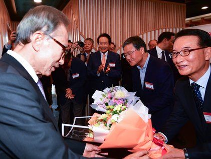 축하 꽃다발 받는 이명박 전 대통령