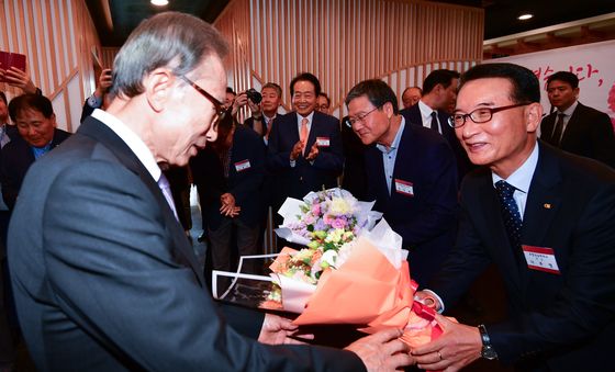 축하 꽃다발 받는 이명박 전 대통령