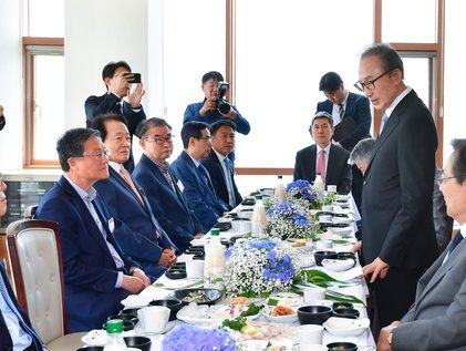 포항 경제인들과 만난 이명박 전 대통령