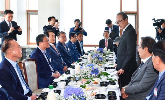 포항 경제인들과 만난 이명박 전 대통령