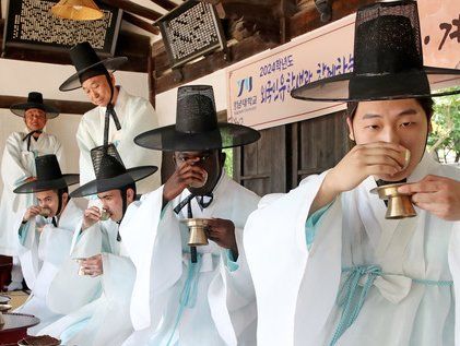 한국 전통 성년식 체험하는 외국인 유학생