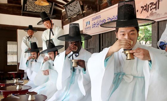 한국 전통 성년식 체험하는 외국인 유학생