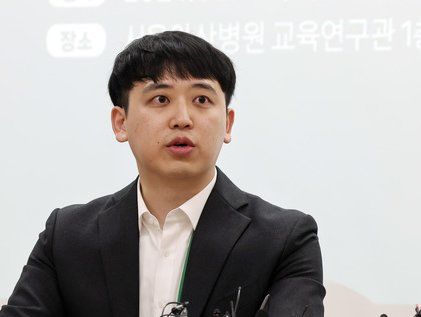 취재진 질문에 답하는 아산병원 전공의협의회 대표